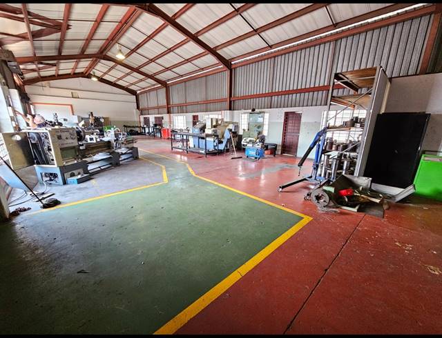 1,100M² WAREHOUSE TO LET IN APEX